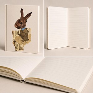Pode incluir: Um caderno de capa dura na cor creme com uma ilustração estilo colagem de um coelho castanho vestindo uma jaqueta escura e gola azul na capa. As páginas internas são em tom off-white, pautadas e encadernadas em formato de livro.
