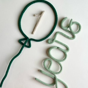 Mise en place d'un jalon bébé en fil de fer tricoté, nom personnalisé en fil de fer, cadeau, cadeau pour bébé, jalon ballon, souvenirs de bébé, baby shower, fil tricoté