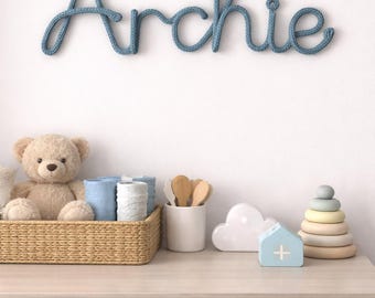 Letrero de alambre tejido con nombre: Decoración personalizada para la habitación del bebé.