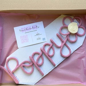 Targa con nome lavorata a maglia con fiore, Nome personalizzato in filo metallico, Regali per bambini, Parole in corda, Arredamento per la cameretta dei bambini, Sala giochi, Nome personalizzato in filo metallico, Regalo per il battesimo