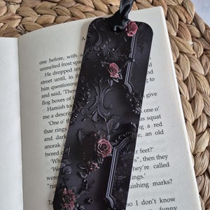 Boekenlegger met Gothic Rose 2, gedrukt op hoogwaardig papier (400 g/m²). De perfecte boekenlegger voor liefhebbers van Gothic en Dark Academia. Stijlvol.