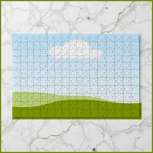 Pode incluir: Um quebra-cabe&ccedil;a completo com um c&eacute;u azul com uma nuvem branca e colinas verdes. O quebra-cabe&ccedil;a &eacute; composto por muitas pe&ccedil;as interligadas, criando uma paisagem c&ecirc;nica. O quebra-cabe&ccedil;a &eacute; retangular e tem uma borda verde.