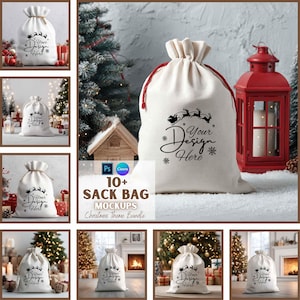 Könnte beinhalten: Ein cremefarbener Sackbeutel mit Kordelzugverschluss, der ein schwarzes Design von Santa's Schlitten und den Text "Your Design Here" zeigt. Der Beutel ist Teil eines Weihnachtsthemen-Bundles mit zusätzlichen Mockups.