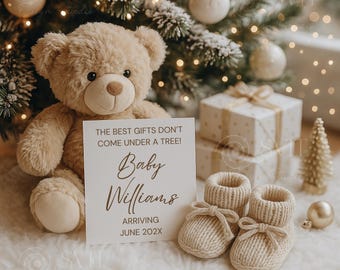 Puede incluir: Un oso de peluche beige está sentado junto a un letrero que dice "THE BEST GIFTS DON'T COME UNDER A TREE! Baby Williams ARRIVING JUNE 202X." Botines de bebé tejidos con lazos están al frente. Un árbol de Navidad y regalos envueltos están en el fondo.