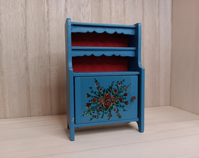 Lisa of Denmark cabinet (1:18)