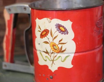 Red Floral Flour Sifter – Vintage 1950s Androck Kitchen Tool, Retro Farmhouse Cottage Decor