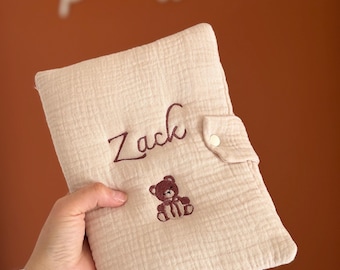 protège carnet de santé - protége carnet - cadeau naissance - accessoires bébé - gaze de coton - Lettre fleuri - Protège carnet personnalisé