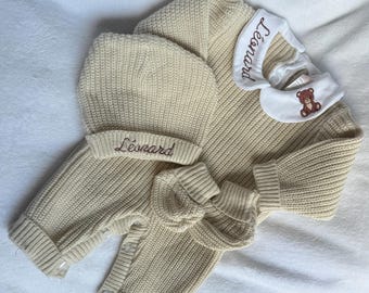 Gestricktes Baby-Outfit (0–3 Monate) – Set für Neugeborene – Personalisiertes Outfit – Unisex-Outfit – Peter-Pan-Kragen