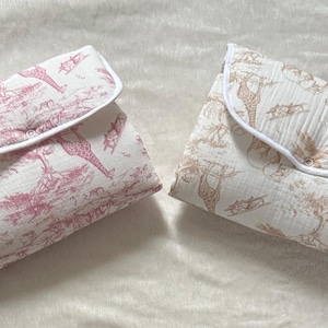 Peut inclure: Ensemble de trois mugs en céramique avec une finition mate et mouchetée. Les tasses sont de couleur crème, gris clair et gris foncé. Chaque mug a un design simple et minimaliste avec une anse arrondie.