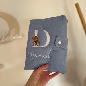 protège carnet de santé - protége carnet - cadeau naissance - accessoires bébé - gaze de coton - Lettre fleuri - Protège carnet personnalisé