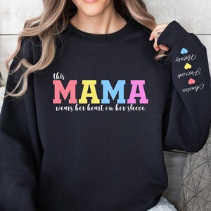 Diese Mama trägt ihr Herz auf ihrem Ärmel Kundenspezifisches Sweatshirt, benutzerdefinierte Mama Hoodie, benutzerdefinierte Ärmel Mama Sweatshirt, Geschenk zum Muttertag