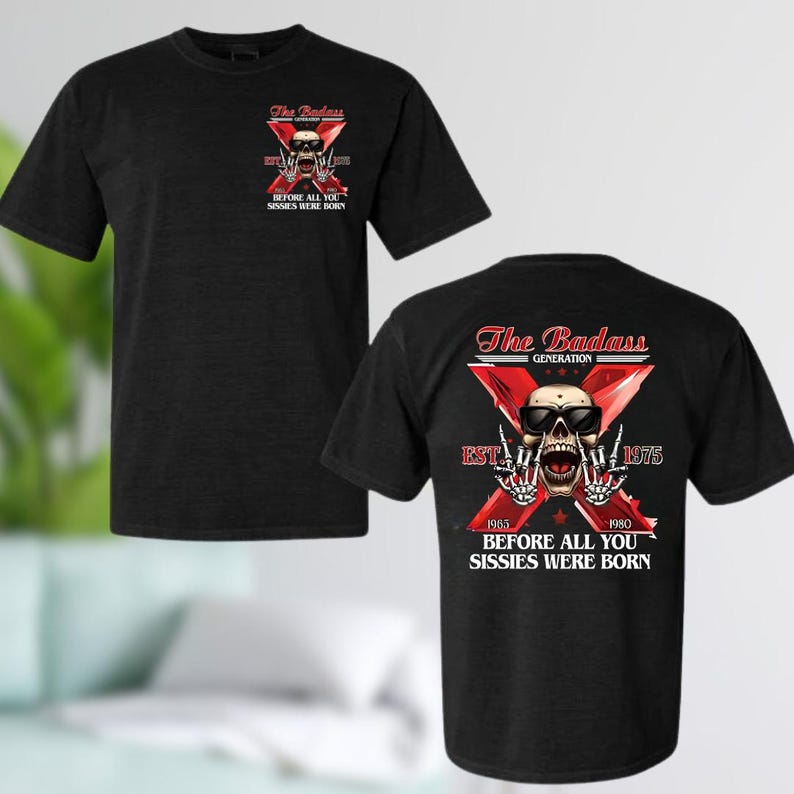Może przedstawiać: Czarny t-shirt z kr&oacute;tkim rękawem z nadrukiem graficznym na piersi i plecach. Wz&oacute;r przedstawia czaszkę w okularach przeciwsłonecznych, dużą czerwoną literę X oraz napis: The Badass Generation EST 1975 BEFORE ALL YOU SISSIES WERE BORN.