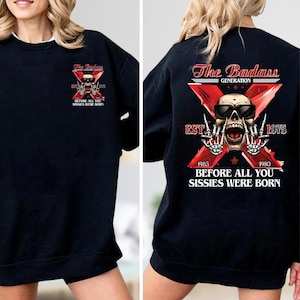 Może przedstawiać: Czarna bluza z okrągłym dekoltem z nadrukiem czaszki w okularach przeciwsłonecznych na tle dużego czerwonego X. Tekst głosi The Badass Generation EST 1975, 1965, 1980 oraz BEFORE ALL YOU SISSIES WERE BORN z przodu i z tyłu odzieży.