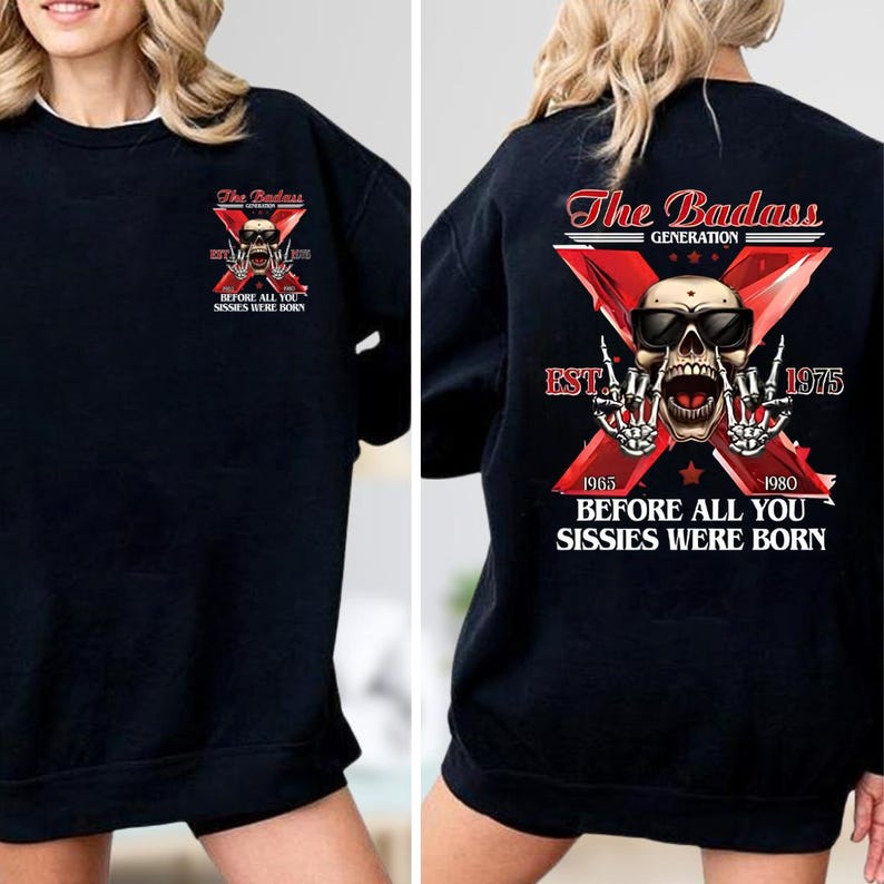 Może przedstawiać: Czarna bluza z okrągłym dekoltem z nadrukiem czaszki w okularach przeciwsłonecznych na tle dużego czerwonego X. Tekst głosi The Badass Generation EST 1975, 1965, 1980 oraz BEFORE ALL YOU SISSIES WERE BORN z przodu i z tyłu odzieży.