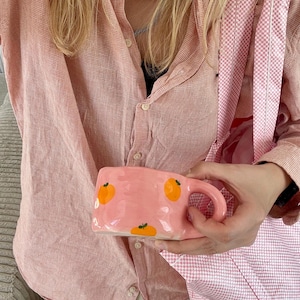 手作りベビーピンクの陶器マグカップ – オレンジアート、イタリアンスタイルの陶器