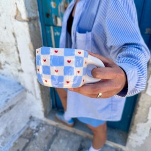 手作り陶器マグカップ - ベビーブルーのチェック柄とハートの陶器カップ