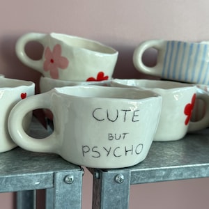 Witte keramische mok met handgeschreven bord - Unieke handgemaakte aardewerken beker - Cute But Psycho