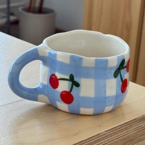 Taza de cerámica azul claro hecha a mano: Taza de cerámica Cherry
