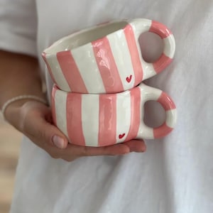 Handbemalte Keramik Kaffeetasse: Rosa Streifen & Rotes Herz, handgefertigte Keramik