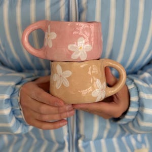 Handgjord Keramisk Mugg – Rosa Med Vitt Prästkrage Blommönster