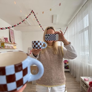 Rutig keramikmugg: Handgjord chokladbrun och babyblå keramikmugg