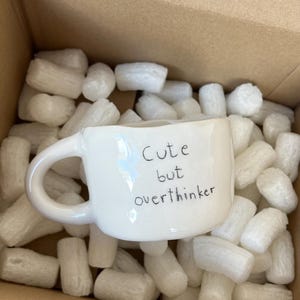 Witte keramische mok met handgeschreven bord - Unieke handgemaakte aardewerken beker - Leuke, maar overdreven mok