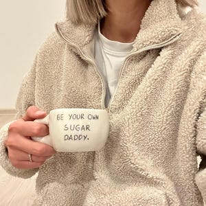Witte keramische mok met handgeschreven bord - unieke handgemaakte aardewerken beker - Be Your Own Sugar Daddy-mok voor Girlboss