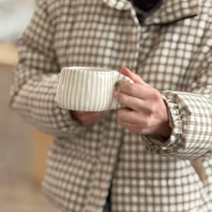 Handgemachte Keramiktasse: Gestreifte Keramiktasse