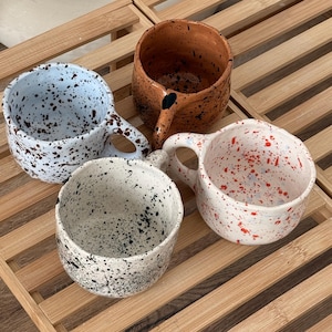 Handgefertigte Keramiktasse mit Spritzschutz