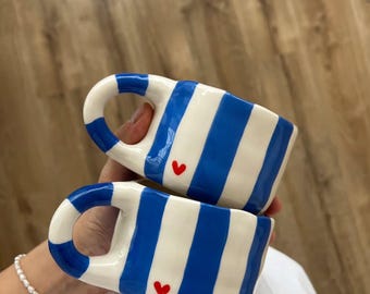 Tasse à café en céramique peinte à la main : blanche à rayures bleues et coeur rouge