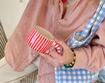 Mug fait main en céramique rose layette - Tasse en poterie à rayures rouges