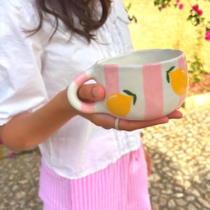 Taza de cerámica con diseño de limón pintado a mano: Cerámica artesanal con rayas rosas