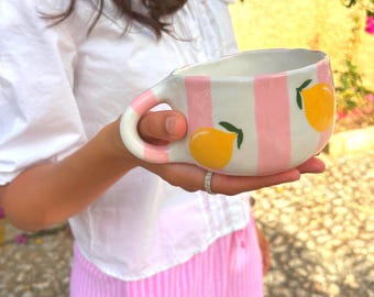 Taza de cerámica con diseño de limón pintado a mano: Cerámica artesanal con rayas rosas
