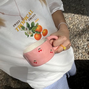 Taza de cerámica rosa bebé hecha a mano: Taza de cerámica con forma de corazón de cereza