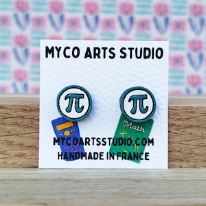 Op de afbeelding: Een paar blauwe en witte pi-symbool oorbellen op een witte kaart met de tekst "MYCO ARTS STUDIO" en "HANDMADE IN FRANCE".