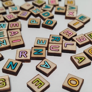 Imanes de madera con letras para nevera. Elige tus letras. Imanes del alfabeto para pizarra blanca, pizarra de notas y planificadores magnéticos. Disponibles en dos tamaños.