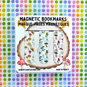 Può includere: Set di tre segnalibri magnetici con disegni di funghi. I segnalibri hanno sfondi bianchi con illustrazioni di funghi colorati. La confezione include il testo "MAGNETIC BOOKMARKS MARQUE-PAGES MAGNÉTIQUES".