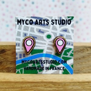 Standort Pin Ohrringe, ein Paar rosa Holz Geoposition Ohrstecker, Post Holz Reise Thema Schmuck, niedlichen schrulligen ungewöhnlichen Map Marker Ohrring
