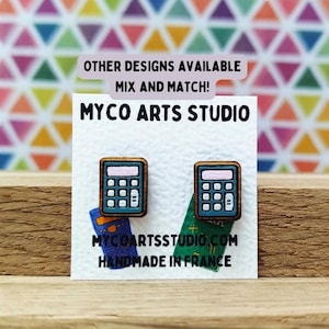 Pendientes de matemáticas, par de pendientes de calculadora de madera, pendientes de poste con temática aritmética, joyería de madera para matemáticos, peculiares pendientes pintados a mano.