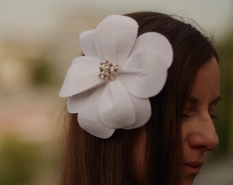 White, modern, flower fascinator, hair pin.