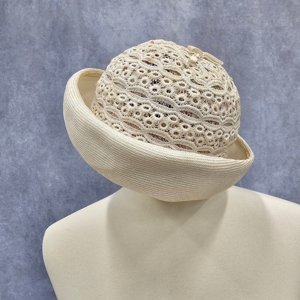 1960s Monsieur Peter Petite white hat with eyelet and bow, Union label