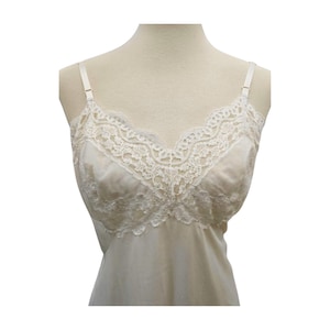 Camisola vintage Vassarette con detalles de encaje y dobladillo de encaje, talla 38