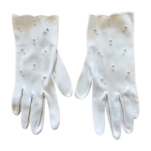 Vintage White Eyelet Gloves – Wrist Length, Classic Charm
