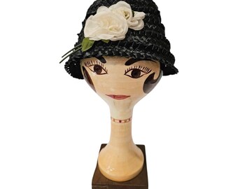 Zwarte strohoed uit de jaren 50 met witte bloemen | Vintage midcentury dameshoed
