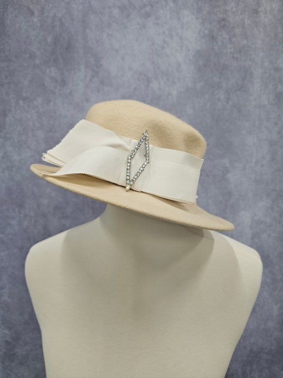 Vintage mid century cream hat, ribbon, rhinestone… - image 1