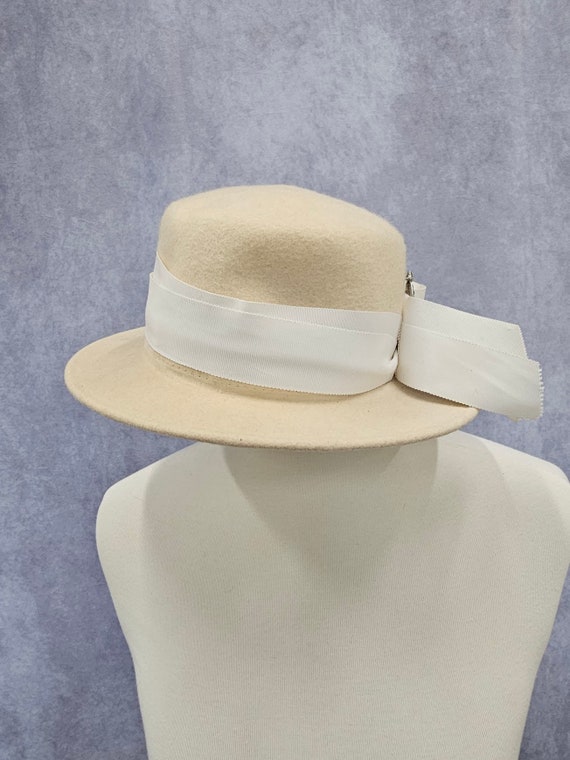 Vintage mid century cream hat, ribbon, rhinestone… - image 3