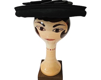 Vintage svart ullhatt med satinrosett och hattnål | Stor platt hatt med bred brätte | Festhatt från 1950-talet | Klassisk retro hatt