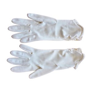 Vintage White Gloves – Elegant Wrist Trim, Classic Style, Above the Wrist Length