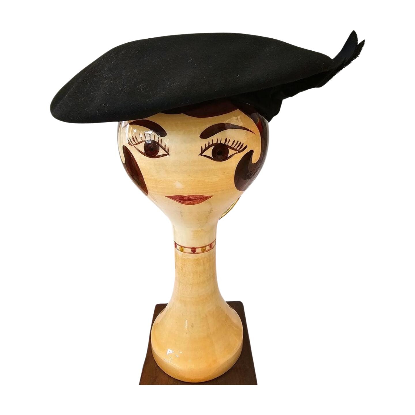 Vintage 1940s Black Beret With Grosgrain Bow – Parisian Felt  display picture 1