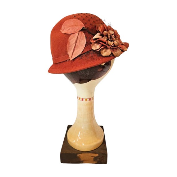 Vintage 1950s Women Betmar Wool Felt Cloche Hat Brown Floral  display picture 1